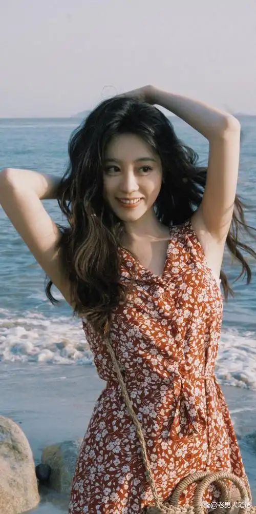 祝绪丹碎花裙浪漫海边随拍,玩乐好心情,瞬间被姐姐的笑容圈粉了