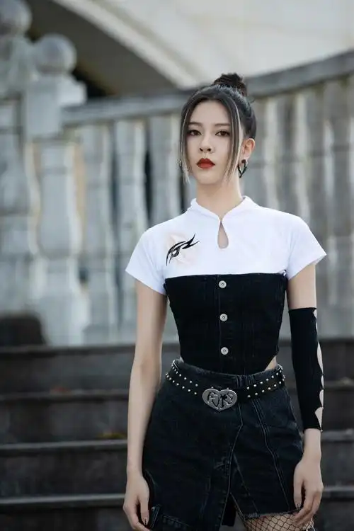 宋妍霏性感牛仔短裙写真图片1113