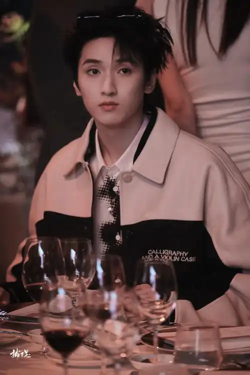 严浩翔elle风尚大典##盛典造型年末大赏##严浩翔黑白拼接外套##饺日