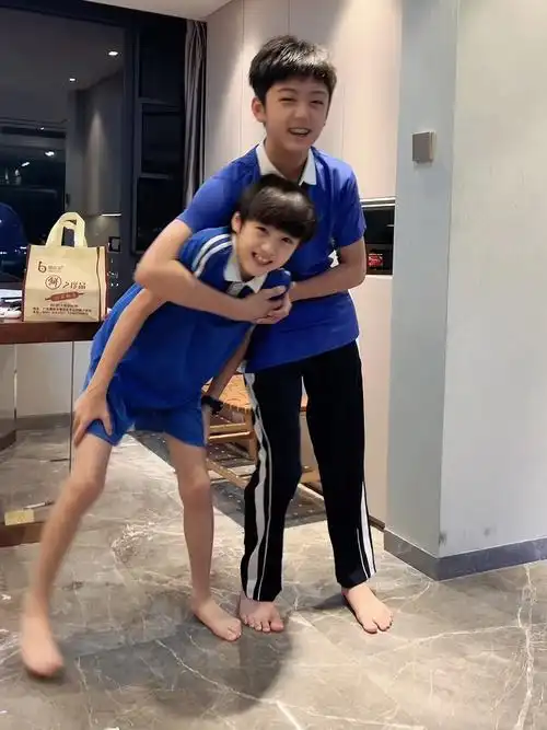 相差一岁的兄弟身高差23cm有一样的吗