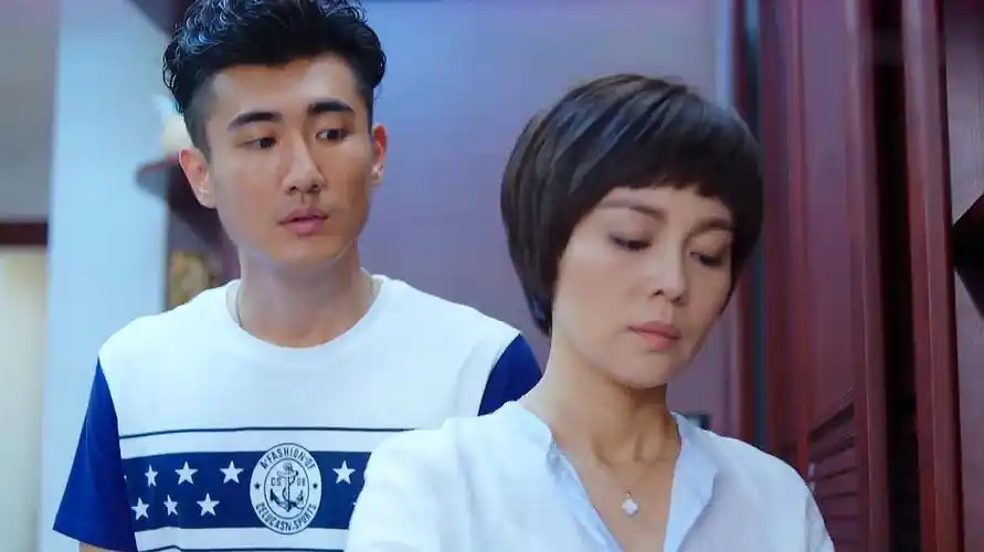 家庭秘密:小伙以啃老为生,动不动就向母亲要钱,太不孝了-影视综视频