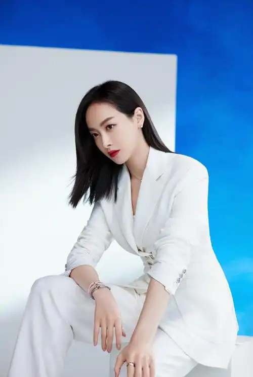 > 宋茜白色西装魅力写真图片(7/9)