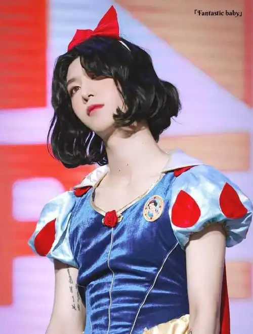 黄明昊穿着红色旗袍,头上的2个小啾啾像是年画娃娃一样可爱.