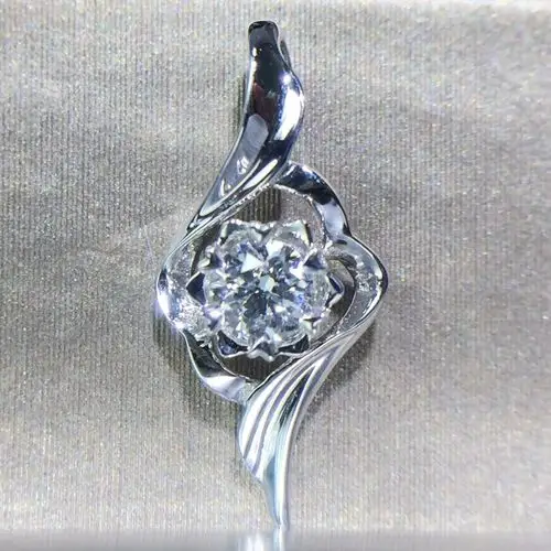 作品编号:jw013921 描述:18k钻石吊坠,这枚好好看~精致耀眼立体,大牌