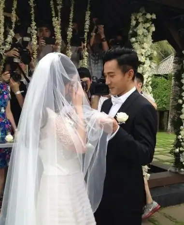 杨幂刘恺威浪漫婚礼 婚纱首饰900万