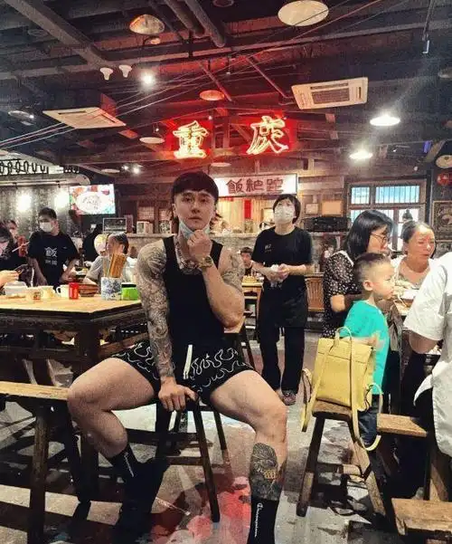 蒋劲夫罕见现身重庆小饭馆用餐无人识肌肉壮实手臂纹身吓人