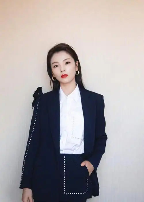 刘涛厉害了,白色衬衫搭配深蓝色西服套装时尚优雅,御姐气场全开