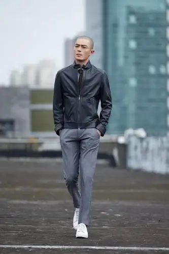 霍建华光头造型穿西装时尚写真图片