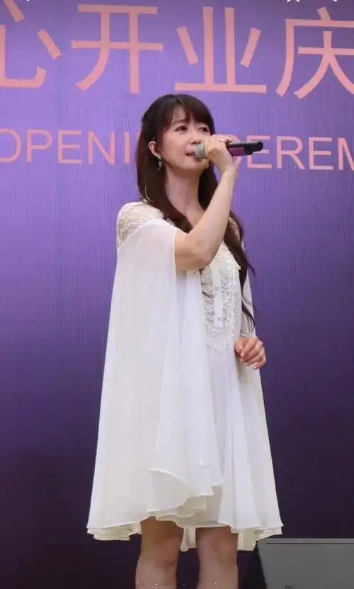 孟庭苇气质太惊艳,波点纱裙配麻花辫减龄又少女,50岁美成20岁