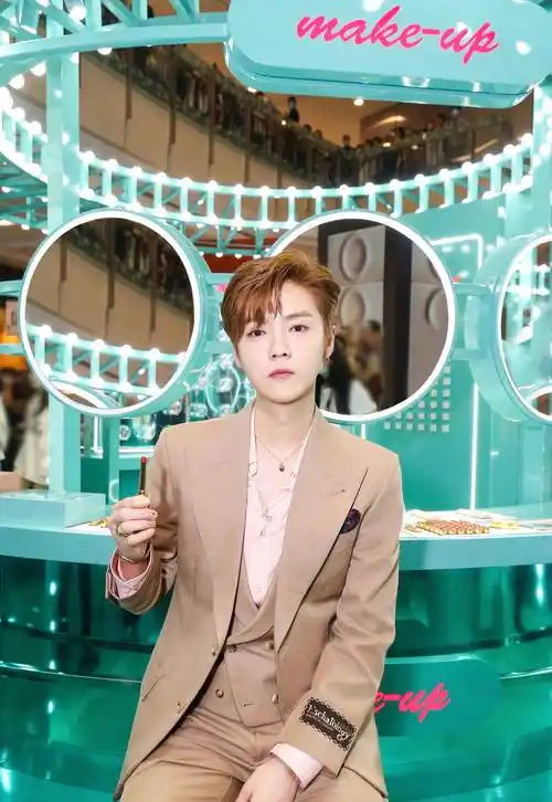 鹿晗最新写真,绿色西装配红色头发复古又帅气,看起来好高级感满满