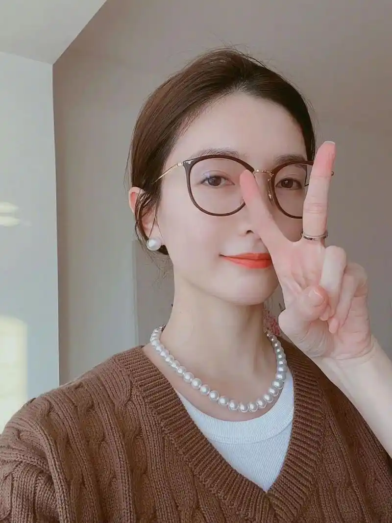 一直觉得大珍珠好土,然后真香了 直到江疏影戴了,一下就get到了大珍珠