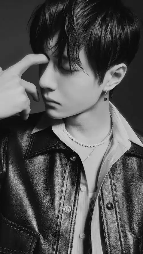 冷峻帅气公子哥——王一博,湿发 眼神杀,"黑白两道"任他走!