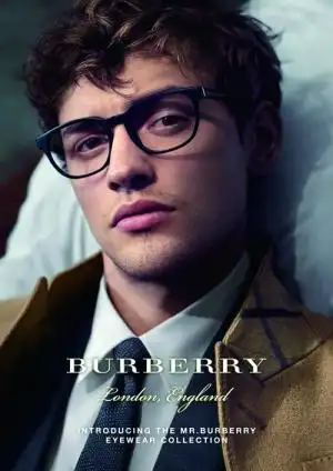 定格绅士的眼神joshwhitehouse倾情演绎burberry新品