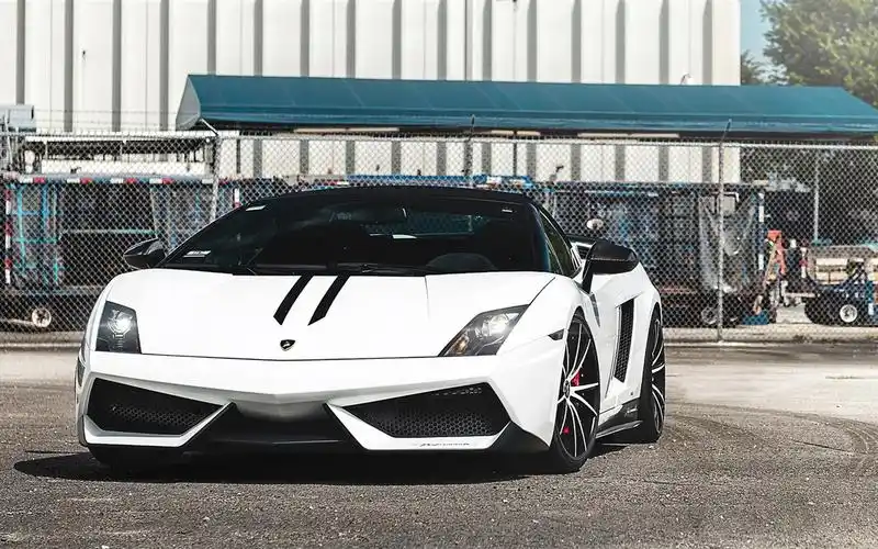 白色的兰博基尼超级跑车前视图,围栏 iphone 壁纸