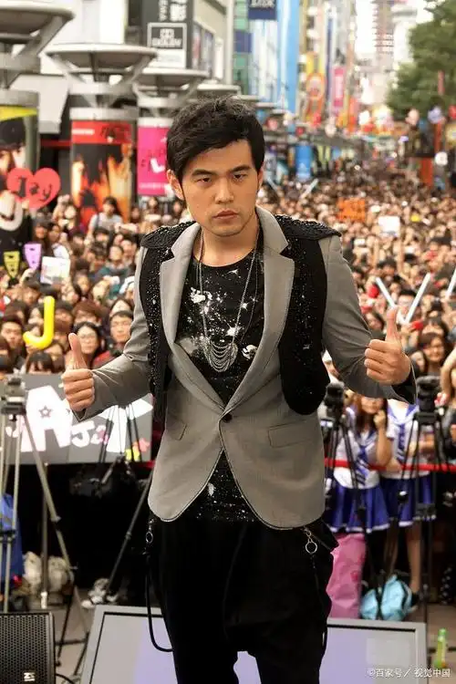 周杰伦演唱会从2000年开始,周杰伦的音乐生涯进入了一个新的阶段.