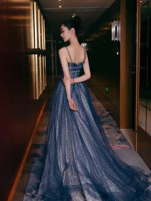 宋轶虽然看上去娇小,但实际上她有着168cm的身高,是非常高挑的身材了