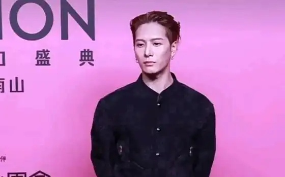 王嘉尔—好帅这个大背头真的无敌了啊