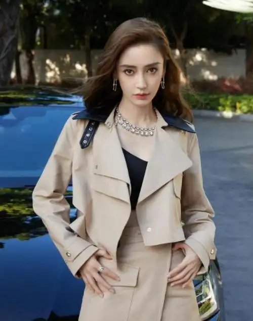 杨颖晒全家福庆生,7岁小海绵正脸照首曝光,像极黄晓明