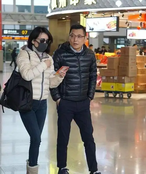 俞飞鸿下装穿着一条简约的深蓝色牛仔裤,秀出又细又直的美腿,脚踩一双