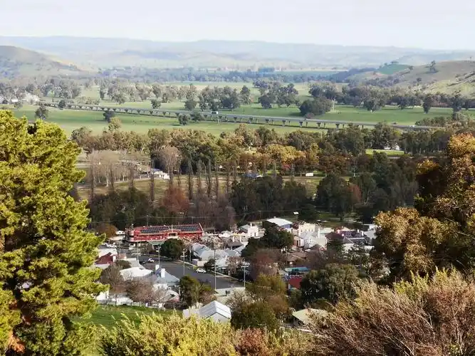 虽然是一个小镇,但却是作家的热门话题,是典型的澳大利亚乡村小镇的