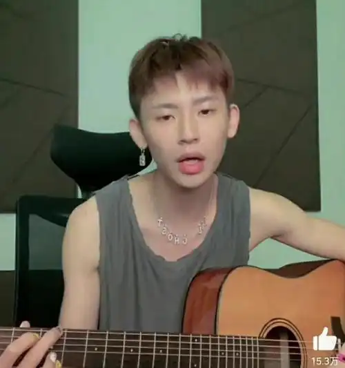 好像是吴宣仪粉扒出来了的小鬼和吴宣仪的丑背心子