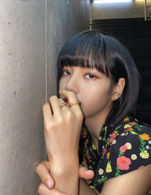 人间芭比lisa换了短发发型比长发还迷人