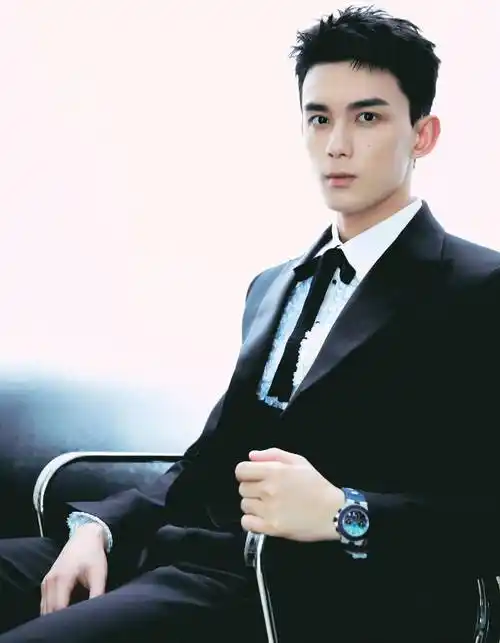 吴磊时尚写真:俊朗帅气,青春男神