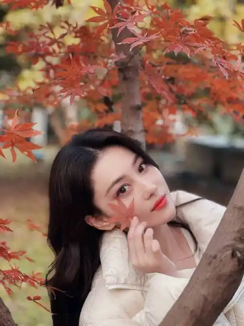 张馨予穿白色羽绒服手拿枫叶!雪肤玉貌美得让人窒息