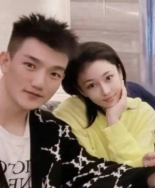 张馨予与老公合体秀恩爱,素颜出镜穿千元衣服,何捷颜值不输男星_毛衣