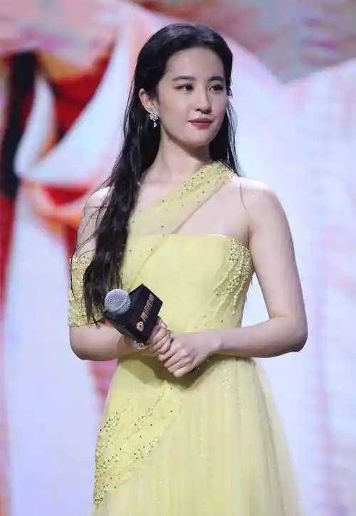 原创刘亦菲巴黎秀英文网友还有她够不着的男人