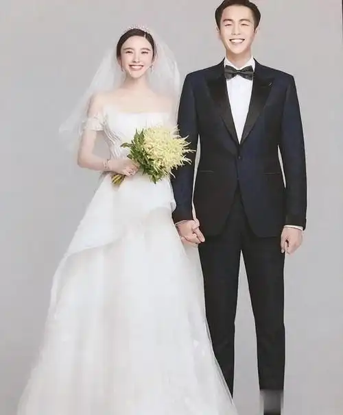 唐艺昕夫妇与李沁聚会,4岁女儿罕露面,嘴巴超像张若昀身高瞩目