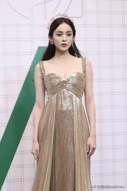 古力娜扎出席2023wsj年度出色人物晚宴,戴皇冠女神范十足_天津