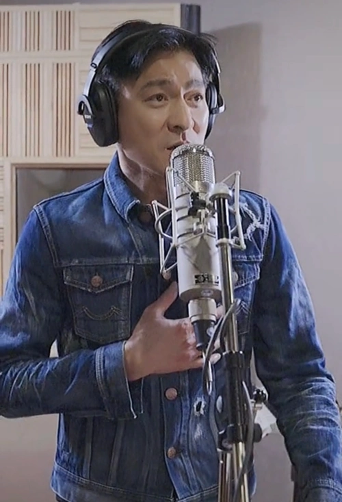 刘德华梳经典中分头手插裤兜帅气似鲜肉抿嘴皱眉录歌好沉醉