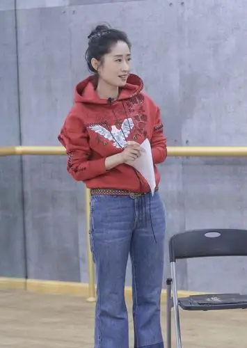 刘敏涛扎起丸子头真洋气穿红色卫衣配牛仔喇叭裤高级又减龄