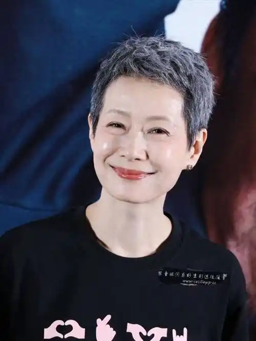 "叶童的白发,治愈了多少人的容貌焦虑,优雅老去真美_头发_发型_显得