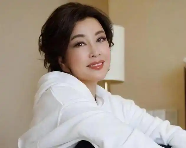 刘晓庆在电影《冰雪狙击2》中扮演一个十几岁的少女,这个角色与她实际