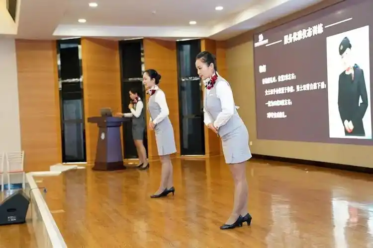 向空姐学礼仪提升服务能力柳州市工人医院服务礼仪培训班开班