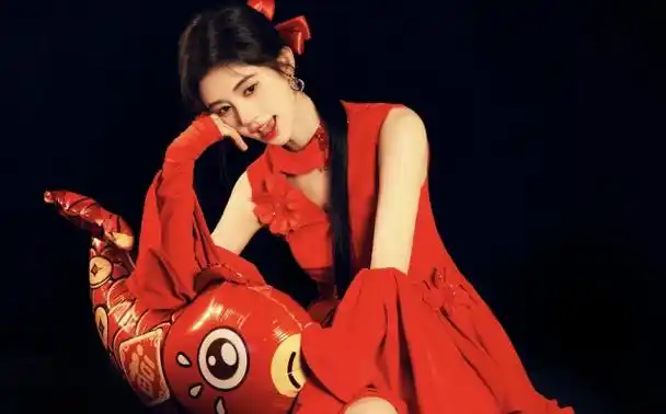 电鳗号红裙下的鞠婧祎甜笑中的迷人魅力