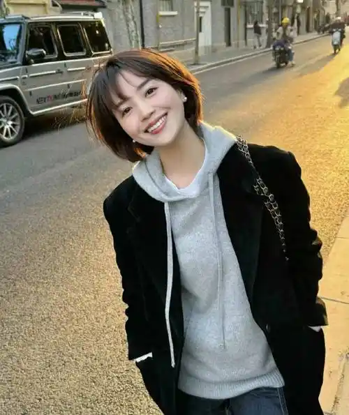 被短发女人的穿搭惊艳了穿衣简单干净有气质再过10年也不过时