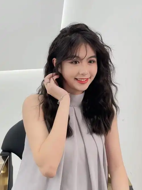 慵懒法式卷发羊毛卷贼显发量俏皮少女