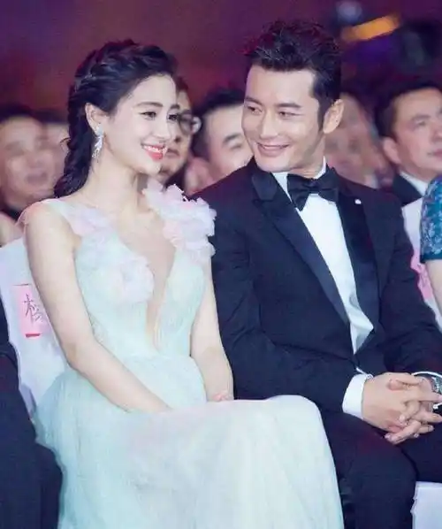 如果一定要说黄晓明现在是可怜的,不如说当今社会里的大部分男性都很