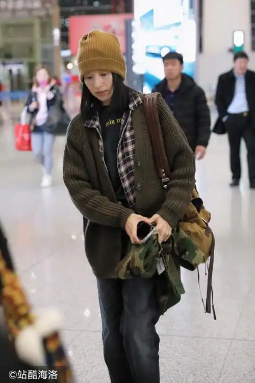 董洁一路挎双肩包低头大步阔走,似有心事懒理镜头.