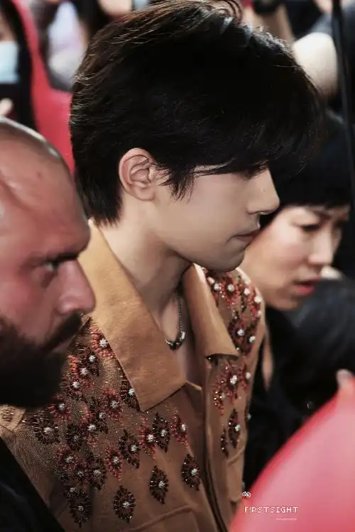 易烊千玺 米兰时装周##外媒镜头下的易烊千玺生图