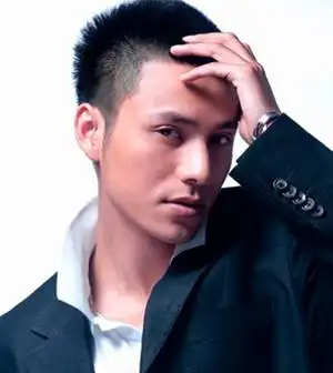 无刘海的毛寸短发设计,将五官全部展现出来,非常的清爽利落,同时也