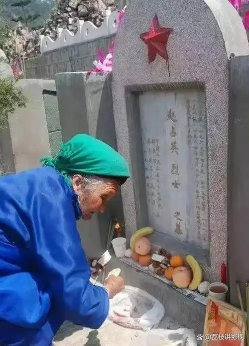 84年老山唯一被开除的女兵20年后她用玫瑰铺满麻栗坡烈士陵园
