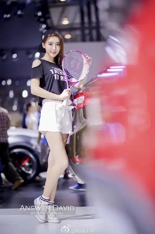 美女车模热裤白皙美腿性感写真图片