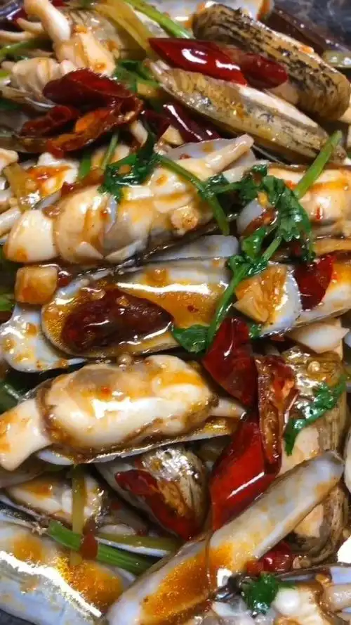 今天教大家做辣炒小人仙,非常好吃