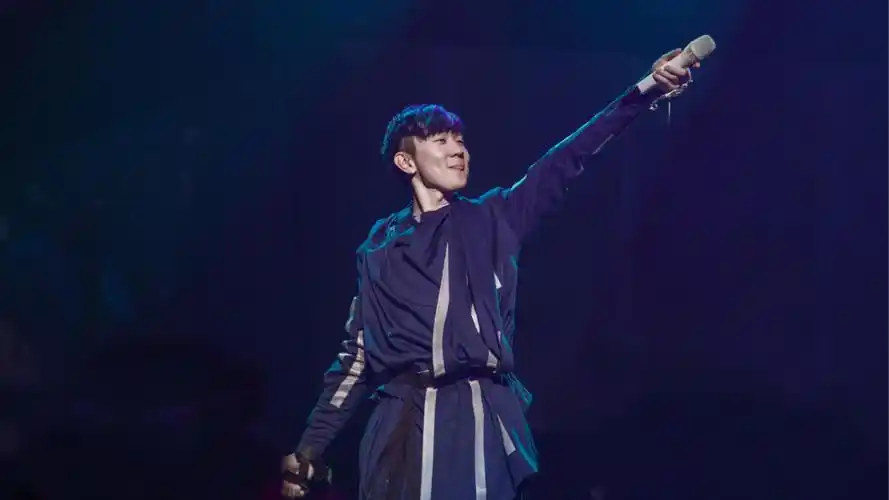 林俊杰是偶像派更是实力派,帅气的外表加上不俗的唱功,一词一曲都在