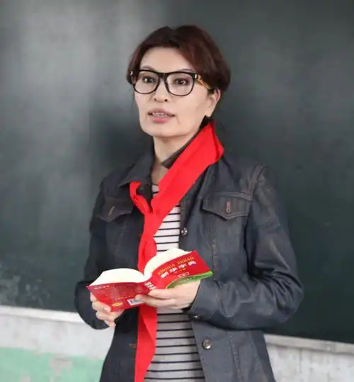 57岁央视主持人李瑞英,儿子出事仍继续播音,今低调做公益回报社会