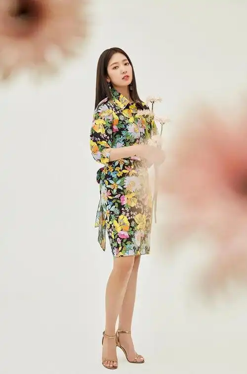朴信惠春日裙装穿搭举手投足间优雅迷人真是人比花娇
